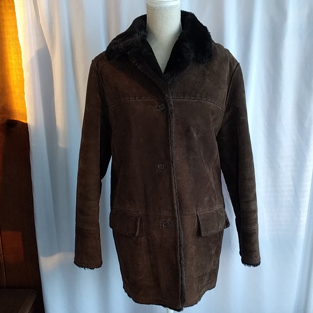 *Like new*100% leather suede coat w/furry lining